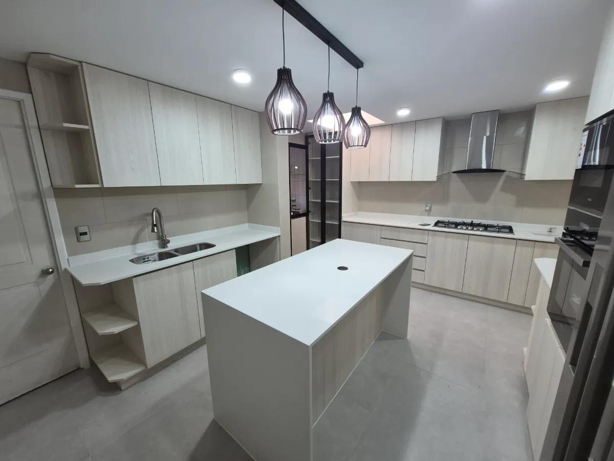 Cocina con isla y luces colgantes