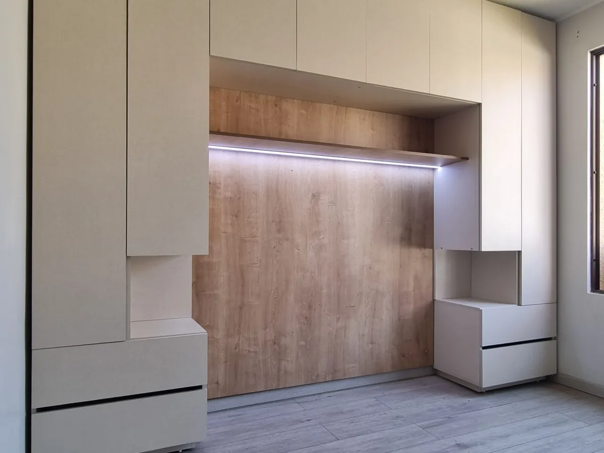 Dormitorio con clóset y cabecera iluminada